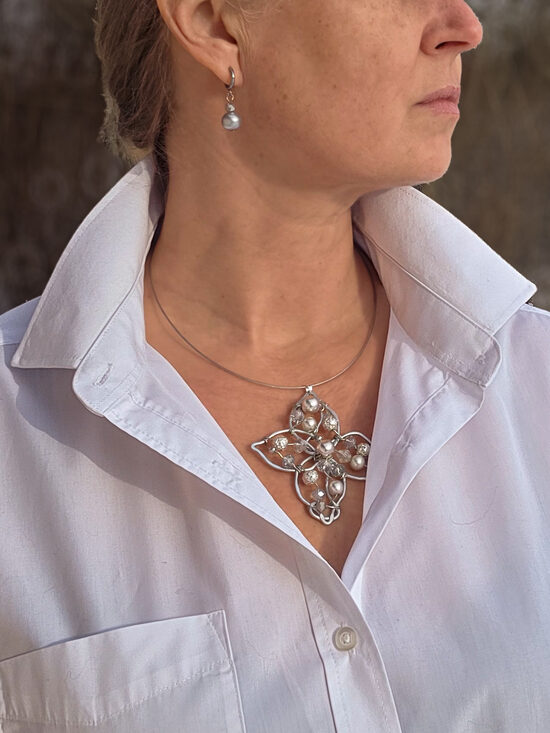 Kaklarota " PĒRĻU MAGNOLIJA"